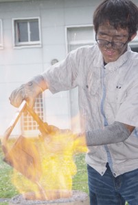 砂鉄を投入する5M木下くん