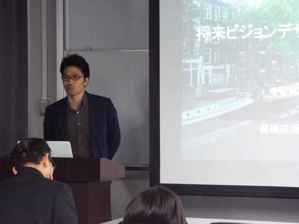講話の様子(辛島氏)