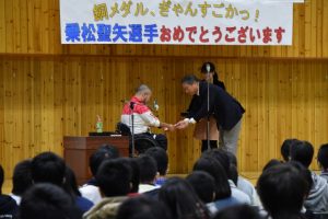 同窓会副会長からお祝いの贈呈