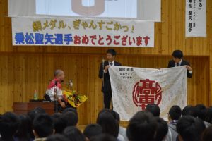 学生会長・高専祭実行委員長からの花束・寄せ書きの贈呈