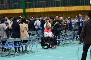 拍手のなか退場