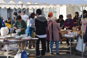 地域の方々と学生が美味しいお餅を提供