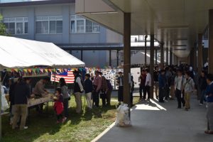 留学生たちの提供する料理には長蛇の列