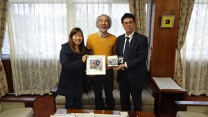 記念品交換 (ジェリーナさん,山口国際交流室長,高橋校長)