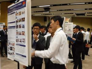 UTPの学生へ説明する木下君