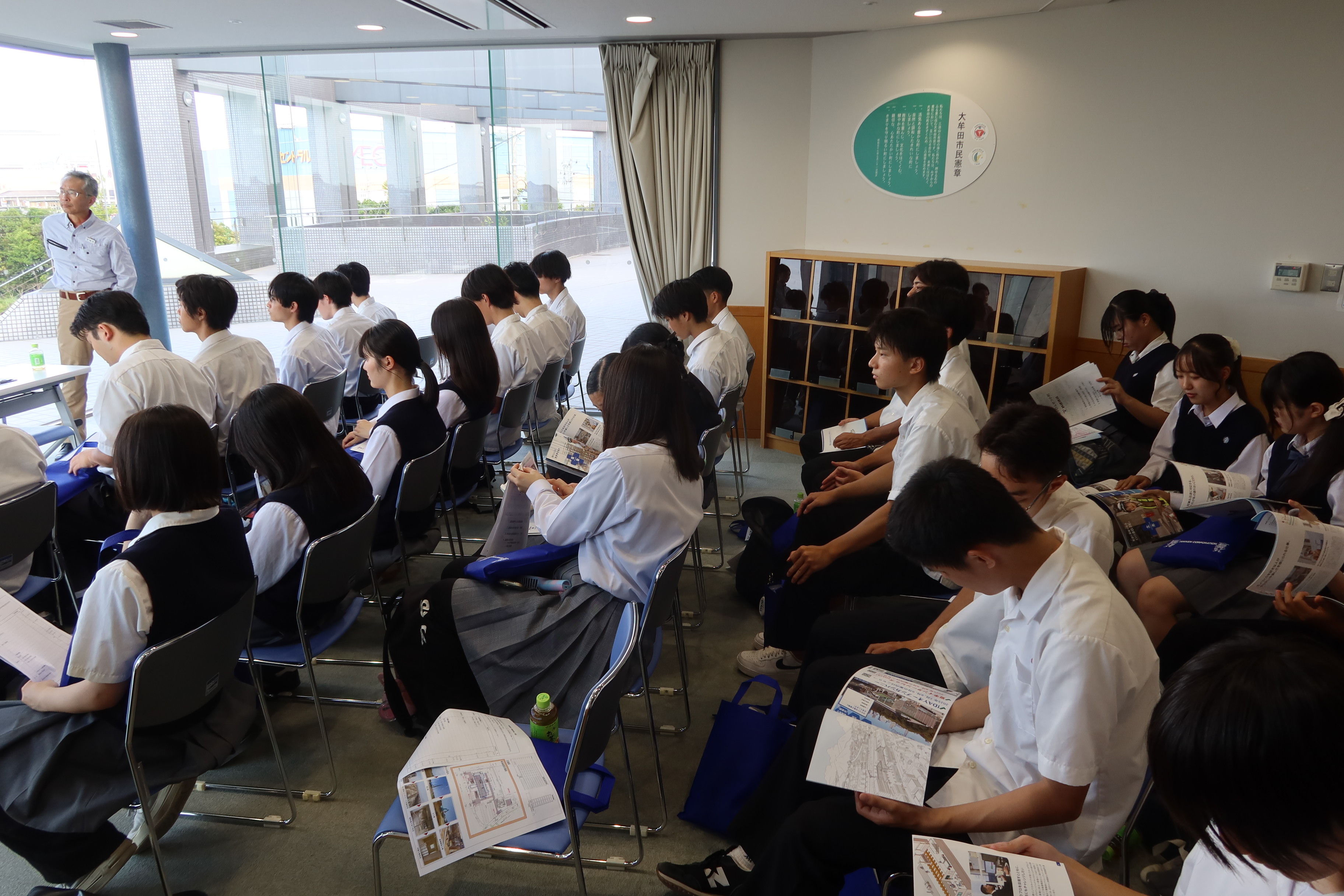 説明を聞く学生たち
